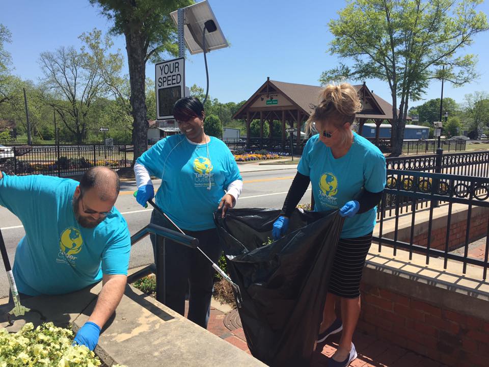 Tanger Clean up volunteer